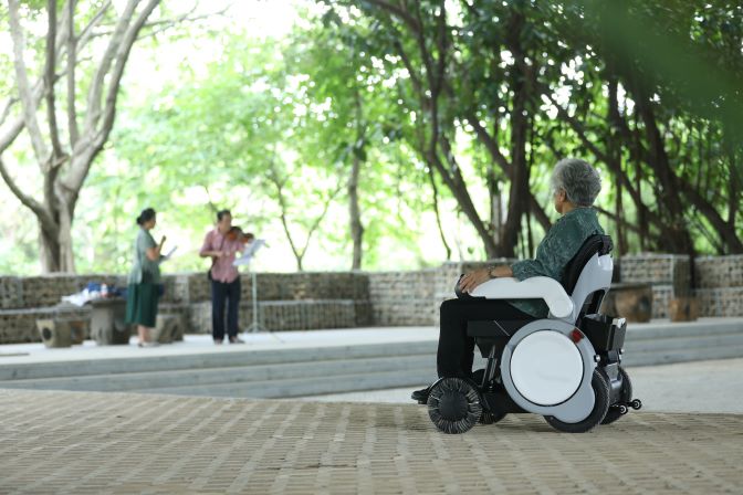 How do distributors to choose an electric wheelchair?