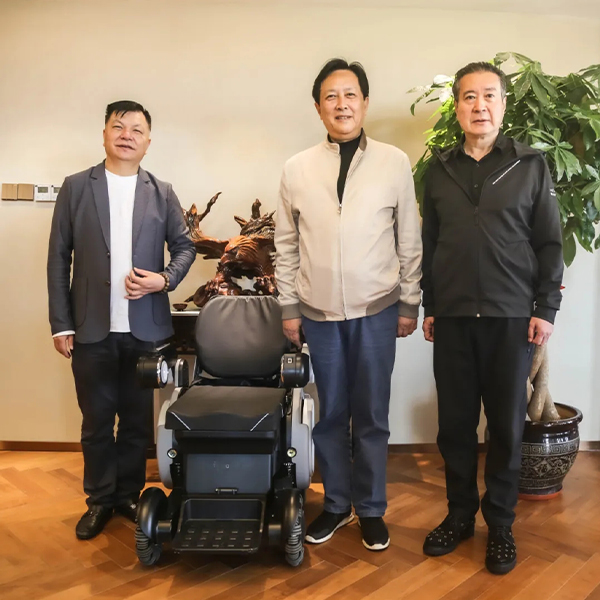 The famous Chinese actor Tang Guoqiang visited Secure and felt the "at will" of the IF intelligent mobility powerchair!